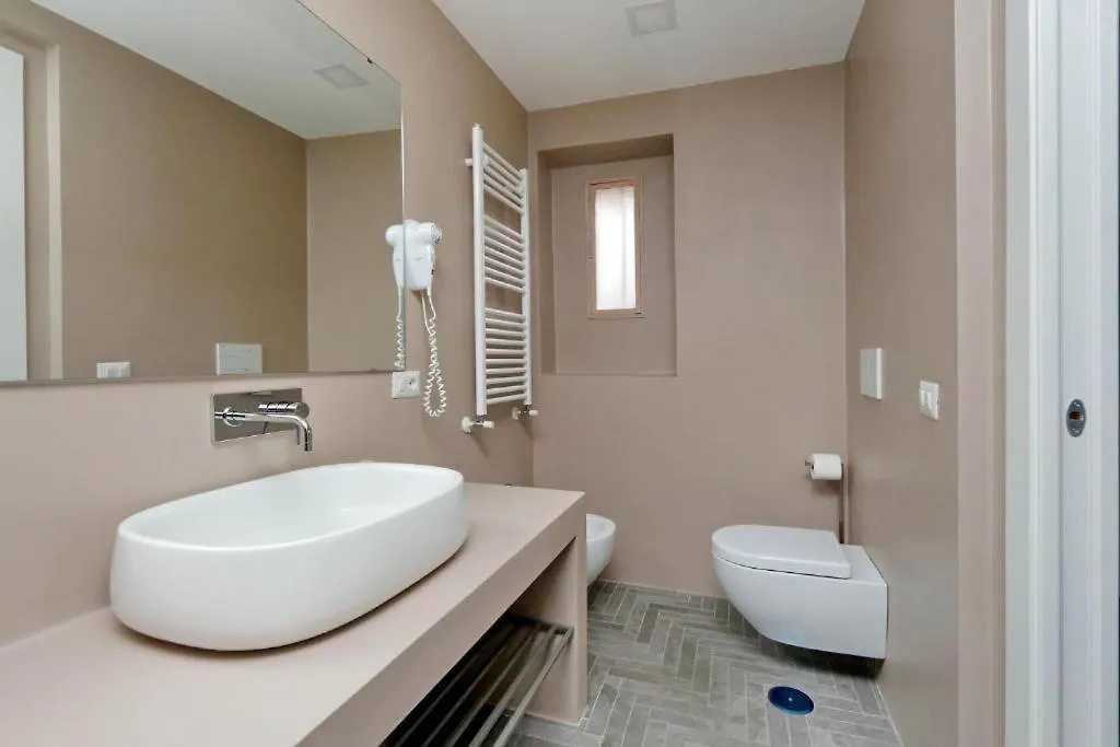 Della Croce Rooms Roma 0*,  Italia